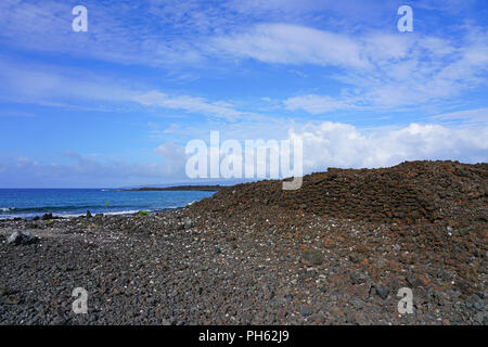 Vista di nera lava rock e blu oceano all'Ahihi-Kinau Area Naturale riserva, sulla sponda occidentale di Maui Sud di Wailea e Makena, Hawaii Foto Stock