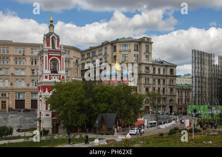 Chiesa di San Giorgio a Pskov Hill (1657) in Varvarka Street in Zaryadye Park a Mosca, in Russia. Foto Stock