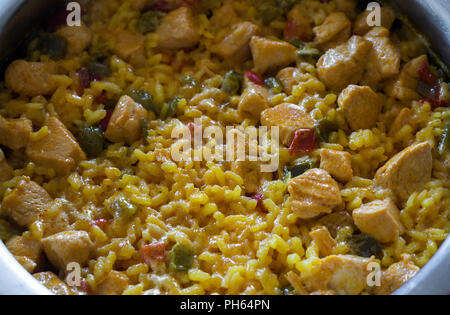 Stufato di pollo con riso giallo e verdure Foto Stock