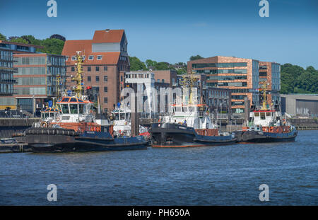 Schleppschiffe, Neue Schlepperbruecke, Neumuehlen, Amburgo, Deutschland Foto Stock