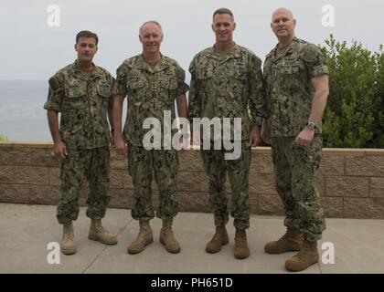 SAN DIEGO (26 giugno 2018) Adm. Christopher Grady, commander, U.S. Le forze della flotta, da destra a sinistra, posteriore Adm. Bill Byrne, commander, Carrier Strike gruppo (CSG) 15, posteriore Adm. Kenneth Whitesell, commander, CSG 4, e ADM. Giovanni Aquilino, commander, U.S. Flotta del Pacifico, si incontrano per il CSG 4 e il CSG 15 personale colloqui Croce conferenza presso la base navale di Point Loma. Il caso di leadership ha dato l'opportunità di discutere le attuali procedure operative e rafforzare l'importanza della formazione di un unico standard. Foto Stock