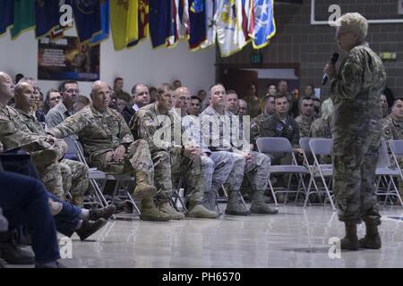 Alaska National Guard Il Mag. Gen. Laurie Hummel, l'aiutante generale e commissario dell'Alaska Dipartimento di militari e Veterans Affairs, detiene un municipio incontro presso la Guardia Nazionale armory Giugno 21, 2018 presso il National Guard armory su base comune Elmendorf-Richardson, Alaska. Hummel ha introdotto una nuova leadership, presentate le candidature per il governatore di Denali prestazioni di picco Awards, ha presentato un aggiornamento legislativo e terrà una sessione di domande e risposte. Foto Stock