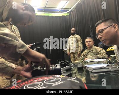 SCHOFIELD caserma, Hawaii - Servizio attivo dell'esercito degli affari pubblici Sottufficiali dal 28 Affari pubblici distacco, basato in Schofield caserma, cross- personale dell'U.S. La riserva di esercito mobile 305Affari pubblici il distacco con una foto e un video di classe Giugno 20 come parte del 305th della stazione home formazione annuale e in congiunzione con e la preparazione per la prossima militare specialità professionali di fusione nel prossimo anno fiscale. Qui rappresentati da sinistra, Staff Sgt. Maurice Geddys, Sgt. Alvin Reeves, Cap. Steven Guevara e Staff Sgt. Edwin Basa andare attraverso la fotocamera digitale bas Foto Stock