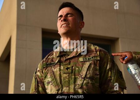 Stati Uniti Army Spc. Marcus Dabash, un alfa della batteria di missili Patriot manutentore, 5-52 Difesa aerea artiglieria, esegue squat ponderata durante una parte sette ostacolo corso, Giugno 18, 2018 at Al Udeid Air Base, in Qatar. La corsa a ostacoli era parte di una tre giorni di trimestrale guerriero migliore concorrenza tra i 5-52 ADA batterie per scoprire chi è il più ben-Rounded Soldier. Foto Stock