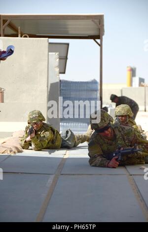 Stati Uniti Esercito 2 Lt. Cameron Hester, un alfa della batteria leader plotone, 5-52 Difesa aerea artiglieria, controlli la sua arma durante una simulazione di firefight, Giugno 19, 2018 at Al Udeid Air Base, in Qatar. L'esercitazione simulata la formazione, durante un guerriero migliore concorrenza, testato singoli la base e avanzate attività di soldato mentre sotto stress. Foto Stock