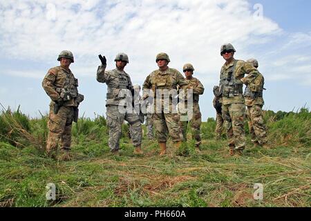 Lt. Col. J.B. Richmond (secondo da sinistra) descrive un area formazione per il Mag. Gen. James K. marrone (centro), il vice comandante generale, U.S. Esercito FORSCOM al Wendell H. Ford Centro di Formazione Regionale in Greenville, Ky., 19 giugno 2018. Brown ha visitato la 149MEB per osservare ARNG 4.0-influenzato la formazione di unità nel campo. Foto Stock