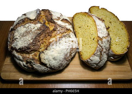 Round il pane di mais e le fette su un tagliere isolato in uno sfondo bianco Foto Stock