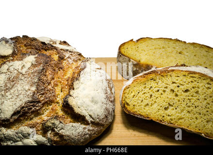 Round il pane di mais e le fette su un tagliere isolato in uno sfondo bianco Foto Stock