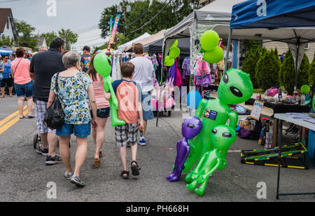 Boccola di pino, NY /USA - giugno 9, 2018: Plastica alieni verdi venduti a cabine. Foto Stock