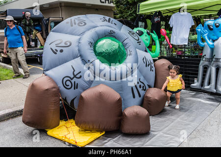 Boccola di pino, NY /USA - giugno 9, 2018: Toddler esplora nave aliena. Foto Stock