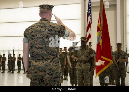 Col. Russell C. Burton, sinistra, comandante, Marine Corps Air Station New River, saluta Lt. Col. Quentin Vaughn, destra, ex comandante, sede e Sede Squadron (H&SA), MCAS New River, durante un cambiamento di cerimonia di comando per H&HS presso il centro di aviazione navale la formazione tecnica su New River, N.C., 15 giugno 2018. La modifica del comando formalmente trasferita autorità e responsabilità di H&HS da Lt. Col. Vaughn di Lt. Col. Matthew T. Daigneault. Foto Stock