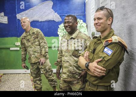 TEL AVIV, Israele - Brig. Gen. Wayne L. nero, sinistra, comandante della 81st squadrone comando, ride con militari israeliani Il Mag. Igal Raskin, osservando una fuga esercizio in camera durante il giorno finale del Fronte Unito VII a Camp Yigael Yadin Giugno 20, 2018. Le tre camere di escape' coperto le simulazioni di medici, di operazioni di salvataggio e di controllo della popolazione e di intelligence. Foto Stock