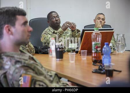 TEL AVIV, Israele - Brig. Gen. Wayne L. nero, sinistra, comandante della 81st truppa di comando e di altri membri senior del comando di truppa ascoltare durante un briefing da israeliano Home comando anteriore oltre i loro concetti operativi a fronte unito VII su Camp Yigael Yadin Giugno 20, 2018. HFC ha lo scopo di salvare vite umane e garantire la resilienza della popolazione civile israeliana. Foto Stock