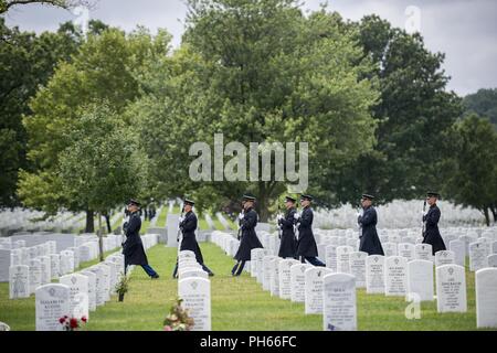 Gli Stati Uniti Esercito la Guardia d'onore la cottura parte marche spento a seguito di una piena onori gruppo servizio funebre per gli Stati Uniti Army Air Forces aviatori mancante dalla II guerra mondiale nella sezione 60 di Al Cimitero Nazionale di Arlington Arlington, Virginia, 27 giugno 2018. Prevista per il resto erano aviatori Tech. Sgt. John Brady; Tech. Sgt. Allen Chandler, Jr.; 1Lt. John Liekhus; lo staff Sgt. Robert calzolaio; e lo Staff Sgt. Bobby più giovane. Tutti e cinque gli avieri erano membri del 323squadrone di bombardamento, 91Gruppo di bombardamento (pesante), Eighth Air Force, durante la Seconda Guerra Mondiale quando i loro nove-uomo equipaggio era in missione a Merseburg, Tedesco Foto Stock