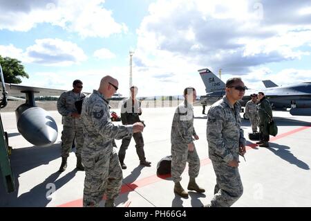 Lt. Col. Adam Turner, un F-16 istruttore pilota assegnato alla 149Fighter Wing, Air National Guard, con sede centrale a base comune San Antonio-Lackland, Texas, colloqui i membri di manutenzione a Čáslav Air Base, Repubblica ceca, 22 giugno durante il cielo Avenger 2018. (Air National Guard Foto Stock