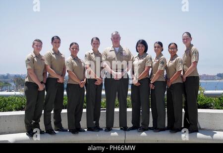 Gen. Glenn M. Walters, centro, assistente del comandante del Marine Corps, posa per una foto con i Marine forza expeditionary Marines durante il trentunesimo annuali congiunte sulla leadership femminile simposio presso il San Diego Convention Center, 22 giugno 2018. Il simposio ha riunito le donne da tutti i servizi degli Stati Uniti e a 20 in altri paesi per discutere di temi che vanno dalla Donna salute e benessere per lo sviluppo professionale e di leadership. Foto Stock