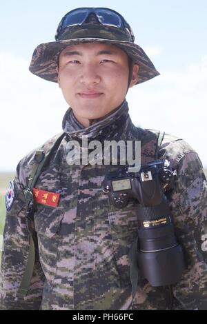 Repubblica di Corea Marine Corps 1Lt. Jae-Hyun Kim è un public affairs officer partecipano in Khaan ricerca 2018 a cinque colline Area Formazione e Mongolia. Ricerca Khaan 2018 è regolarmente programmate, multinazionale esercizio co-sponsorizzato da U.S. Pacifico Comando e ospitato annualmente da Mongolo Forze Armate. KQ18 è il più recente di una serie continua di esercizi pensati per promuovere pace e alla sicurezza della regione. Questo anno di esercizio segna il Sedicesimo anniversario di questo evento di formazione. Foto Stock