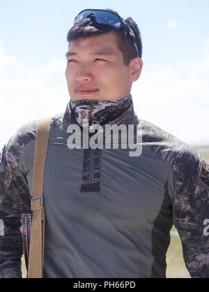 Repubblica di Corea Marine Corps 1Lt. Hee-Jin Kim è un Ufficiale di fanteria che partecipano a Khaan ricerca 2018 a cinque colline Area Formazione e Mongolia. Ricerca Khaan 2018 è regolarmente programmate, multinazionale esercizio co-sponsorizzato da U.S. Pacifico Comando e ospitato annualmente da Mongolo Forze Armate. KQ18 è il più recente di una serie continua di esercizi pensati per promuovere pace e alla sicurezza della regione. Questo anno di esercizio segna il Sedicesimo anniversario di questo evento di formazione. Foto Stock