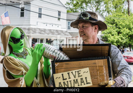 Boccola di pino, NY /USA - giugno 9, 2018: Alien Hunter Costume Foto Stock