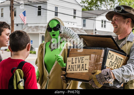 Boccola di pino, NY /USA - giugno 9, 2018: Alien Hunter Costume Foto Stock