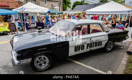 Boccola di pino, NY /USA - giugno 9, 2018: bianco e nero UFO auto di pattuglia. Foto Stock