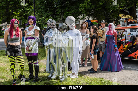 Boccola di pino, NY /USA - giugno 9, 2018: Line up dei concorrenti al Alien Pagent. Foto Stock