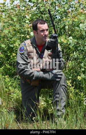 Lt. Col. John Buske, direttore delle operazioni per il Maryland Air National Guard's 175Operations Support Squadron, contatti forze amichevoli pur assumendo il ruolo di un superstite abbattuti per l'CSAREX '18 Ricerca e salvataggio di esercitare in legno di latifoglia armi aria-terra gamma nel Wisconsin centrale il 26 giugno 2018. Membri del Wisconsin la Guardia Nazionale di 115Fighter Wing, 128Air Control Squadron e 1° Battaglione, 147th reggimento aviazione uniti aviatori assegnati al Maryland Air National Guard dell'ala 175a Volk campo Combat Readiness Training Center per l'esercizio annuale destinato a famil Foto Stock