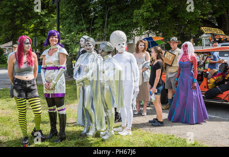 Boccola di pino, NY /USA - giugno 9, 2018: Line up dei concorrenti al Alien Pagent. Foto Stock