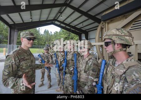 Col. Paolo Betulla, 93d'aria le operazioni a terra ala (AGOW) commander, parla agli aviatori dalla base 820th gruppo di difesa (BDG) durante un tour di immersione, Giugno 25, 2018 a Moody Air Force Base, Ga. La betulla ha girato la BDG per acquisire una migliore comprensione della loro missione globale, dazi e una gamma completa di funzionalità. Prima di prendere il comando del 93d AGOW, Betulla è stato il Comandante del 380 Expeditionary Operations Group di Al Dhafra Air Base, negli Emirati Arabi Uniti. Foto Stock