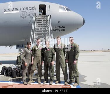 Col. John Klein, sessantesimo di mobilità in aria Wing Commander, centro in posa per una foto con un nono Air Refuelling Squadron equipaggio aria dopo aver completato il suo "fini-volo" a Travis Air Force Base, California, 27 giugno 2018. Klein è stato il Wing Commander dal giugno 2016, e inizierà il suo nuovo incarico con il consiglio del Foreign Relations di New York. Foto Stock