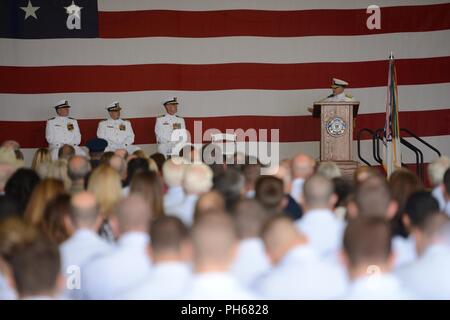 Adm posteriore. David Throop, Comandante della Guardia Costiera XIII quartiere, parla al settore Columbia River modifica del comando cerimonia di premiazione che si terrà in elicottero appendiabiti in corrispondenza del settore di base in Warrenton, Ore., 28 giugno 2018. La guardia costiera del XIII distretto area di responsabilità include gli stati di Oregon, Washington, Idaho e Montana. Foto Stock