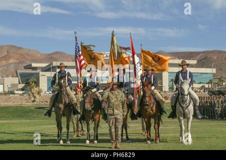 Xi Armored reggimento di cavalleria cavallo di Distaccamento Guardia di colore rende i colori per la riproduzione dell' inno nazionale durante la modifica del comando cerimonia su Fort Irwin del campo di Fritz, 28 giugno 2018. Questo tempo-onorato cerimonia commemora la dedizione e il servizio disinteressato dimostrato da Col. Joseph Clark e inaugurando un nuovo capitolo della leadership per il reggimento Blackhorse. Foto Stock