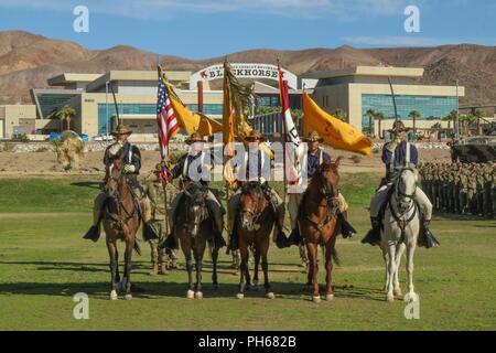 Xi Armored reggimento di cavalleria cavallo di Distaccamento Guardia di colore rende i colori per la riproduzione dell' inno nazionale durante la modifica del comando cerimonia su Fort Irwin del campo di Fritz, 28 giugno 2018. Questo tempo-onorato cerimonia commemora la dedizione e il servizio disinteressato dimostrato da Col. Joseph Clark e inaugurando un nuovo capitolo della leadership per il reggimento Blackhorse. Foto Stock