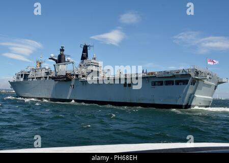 YOKOSUKA, Giappone - La British Royal Navy Amphibious Assault nave HMS Albion (L 14) arriva a U.S. Le attività della flotta (FLEACT) Yokosuka per una porta programmata visita. FLEACT Yokosuka fornisce, mantiene e gestisce servizi di base e servizi a sostegno del settimo della flotta di inoltro distribuito le forze navali, 71 comandi di tenant, e 27.000 militari e civili. Foto Stock