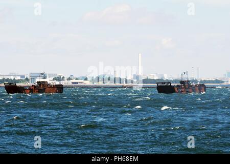 YOKOSUKA, Giappone - British Royal Navy Landing Craft Utility (LCU)s e Landing Craft veicolo personale (LCVP)s partono la HMS Albion (L 14) prima di arrivare agli Stati Uniti Le attività della flotta (FLEACT) Yokosuka per una porta programmata visita. FLEACT Yokosuka fornisce, mantiene e gestisce servizi di base e servizi a sostegno del settimo della flotta di inoltro distribuito le forze navali, 71 comandi di tenant, e 27.000 militari e civili. Foto Stock