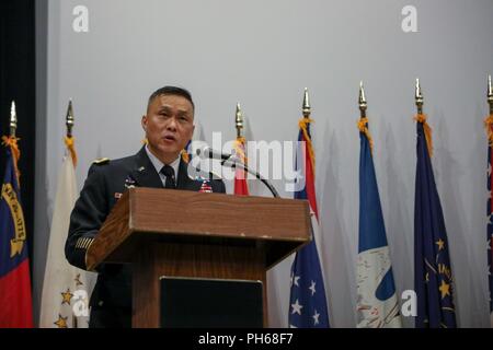 Il Mag. Gen. Viet Luong, Esercito Otto vice comandante generale per operazioni, parla di ciò che significa essere un immigrato di soldati e civili provenienti da diversi gruppi e organizzazioni in tutta USAG Humphreys durante l Immigrazione e Naturalizzazione cerimonia di premiazione che si terrà il 28 giugno presso il Teatro di famiglia. La cerimonia incluso 29 persone provenienti da 14 paesi diversi, per diventare cittadini degli Stati Uniti. Foto Stock