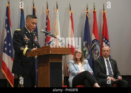 Il Mag. Gen. Viet Luong, Esercito Otto vice comandante generale per operazioni, parla di ciò che significa essere un immigrato di soldati e civili provenienti da diversi gruppi e organizzazioni in tutta USAG Humphreys durante l Immigrazione e Naturalizzazione cerimonia di premiazione che si terrà il 28 giugno presso il Teatro di famiglia. La cerimonia incluso 29 persone provenienti da 14 paesi diversi, per diventare cittadini degli Stati Uniti. Foto Stock