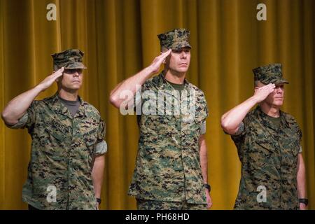 Brig. Gen. Keith D. Reventlow, sinistra, Col. Ronald C. Braney, centro e Sgt. Il Mag. James N. Calbough, destra, onorare la nazione colori durante un trasferimento del comando cerimonia Giugno 29, 2018 a Camp Foster, Okinawa in Giappone. Reventlow, nativo di Newtown, Connecticut, assunse il comando come il comandante generale della terza Marine Logistics Group. Reventlow è un nativo di Newtown, Connecticut. Braney è un nativo di Manlius, New York. Calbough è un nativo di Trenton, Michigan. Foto Stock