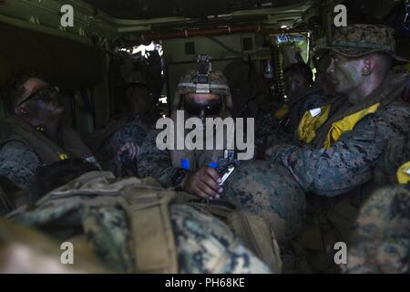 Marines con società di Echo, battaglione atterraggio squadra, 2° Battaglione, 5 Marines, sedersi all'interno di un assalto veicolo anfibio prima di lanciare un assalto meccanizzata, Camp Schwab, Okinawa in Giappone, 28 giugno 2018. Marines e marinai con Echo società effettuate l'ultimo evento di formazione di MEUEX, un assalto lanciato dal Camp Schwab e targeting città di combattimento, parte di Okinawa centrale dell'area di formazione. Marines con società di ECHO, l'assalto meccanizzata elemento con BLT 2/5, partner con AAV equipaggi per effettuare incursioni e attacchi lanciati dal mare. MEUEX è il primo di una serie di tre pre-deployment trainin Foto Stock