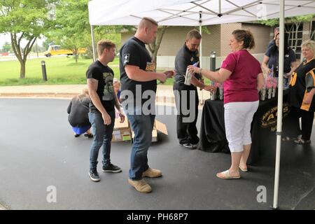 Fort McCoy, Wis., membri di comunità prelevare elementi gratuiti a McCoy centro comunitario su Giugno 14, 2018 come parte dell'installazione la festa dell esercito 243compleanno. La giornata ha inoltre presentato libera lavaggi auto al Car Wash gestiti dalla direzione della famiglia e morale, il benessere e la ricreazione (DFMWR) e un pranzo di festa, anche a McCoy. Tutti i festeggiamenti sono stati gestiti da DFMWR. Foto Stock