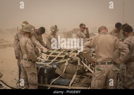 Località segreta, MEDIO ORIENTE - USA Marines con 3° Battaglione 7° Reggimento Marine attaccato a scopo speciale Air-Ground Marine Task Force, crisi Response-Central comando, fissare i pallet di marcia durante una rapida risposta fdrill Giugno 28, 2018. Marines pratica queste esercitazioni su base regolare in preparazione di crisi potenziale operazioni di risposta. Foto Stock