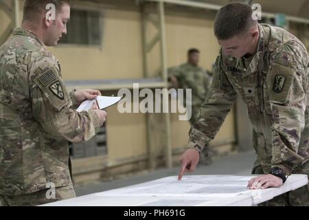 Stati Uniti Army Spc. Giacobbe Randall, un poliziotto militare assegnato a Charlie batteria, prima del campo 143Battaglione di artiglieria, U.S. Esercito centrale, seleziona un punto su una mappa come parte delle competenze del guerriero test a USARCENT del guerriero migliore concorrenza a Camp Arifjan, Kuwait, 28 giugno 2018. La lettura di una mappa e i punti di tracciatura è un guerriero di base specialità che è essenziale per tutti i soldati per essere efficienti in modo che essi saranno pronti per il combattimento a tutti i tempi. Foto Stock