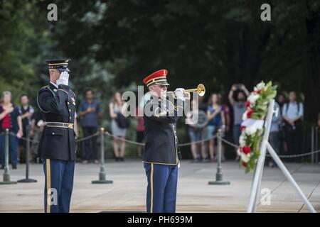 Un bugler dall'U.S. Banda Armata, 'Pershing la propria', rubinetti di suoni durante una pubblica cerimonia Wreath-Laying presso la tomba del Milite Ignoto presso il Cimitero Nazionale di Arlington Arlington, Virginia, 28 giugno 2018. La cerimonia è stata condotta da Brig. Gen. Mehmet Özaydin, capo del G5 per il bagno turco Forze terrestri; Brig. Gen. Kevin Wulfhorst, assistente del vice capo del personale per l'Ufficio di intelligence; come parte della Turchia - STATI UNITI Il personale dell'esercito colloqui. Foto Stock