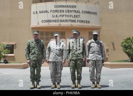 Da sinistra, flotta Master Chief Russell Mason con U.S. Forze Navali del comando centrale, U.S. Quinta Flotta combinata di forze marittime, Comandante della Marine Corps gen. Robert B. Neller, Vice Adm. Scott Stearney, Comandante della U.S. Forze Navali del comando centrale, U.S. Quinta Flotta combinata di forze marittime e Sgt. Il Mag. Ronald L. verde, sergente maggiore dei Marine Corps posano per una foto in navale attività di supporto, Bahrein, 27 giugno 2018. Gen. Neller era lì che discuteranno delle attuali operazioni congiunte e la prontezza. Foto Stock