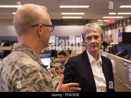 Il Mag. Gen. Chris Weggeman, Forze Aeree Cyber commander, spiega il 624th Operations Centre mission al segretario della Air Force Heather Wilson durante la sua visita alla base comune San Antonio-Lackland, Texas, 28 giugno 2018. Durante la sua visita, Wilson ha incontrato le forze dell'aria Cyber aviatori e imparato circa i loro contributi per il cyber missione. Foto Stock