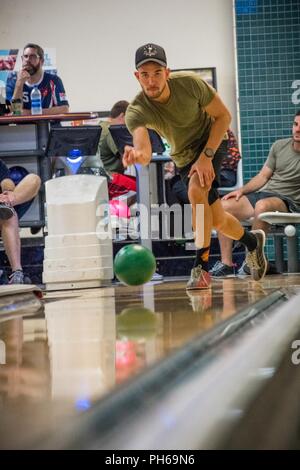 PEARL HARBOR (28 giugno 2018) portando il marinaio Damien Wallace, da Sydney, assegnato alla Royal Australian Navy atterraggio elicottero nave dock HMAS Adelaide (L01), partecipa a un torneo di bocce durante il cerchio del Pacifico (RIMPAC) esercizio Giugno 28. Venticinque nazioni, più di 45 navi e sottomarini, circa 200 aerei, e 25.000 personale partecipano RIMPAC dal 27 giugno al 2 agosto in e intorno alle Isole Hawaii e la California del Sud. Il più grande del mondo marittimo internazionale esercitazione RIMPAC offre una singolare opportunità di formazione promuovendo e sostenendo la cooperativa rel Foto Stock