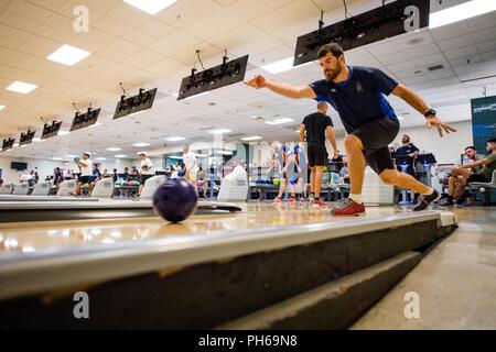 PEARL HARBOR (28 giugno 2018) portando il marinaio Brenton Drummond, da Melbourne Victoria, Australia, assegnato alla Royal Australian Navy guidato-missile frigate HMAS Melbourne (FFG 05), partecipa a un torneo di bocce durante il cerchio del Pacifico (RIMPAC) esercizio Giugno 28. Venticinque nazioni, più di 45 navi e sottomarini, circa 200 aerei, e 25.000 personale partecipano RIMPAC dal 27 giugno al 2 agosto in e intorno alle Isole Hawaii e la California del Sud. Il più grande del mondo marittimo internazionale esercitazione RIMPAC offre una singolare opportunità di formazione promuovendo e sus Foto Stock