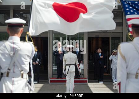 Stati Uniti Il Segretario della Difesa James N. Mattis incontra il ministro giapponese della difesa Itsunori Onodera presso il Ministero della Difesa edificio in Tokyo, Giappone, 29 giugno 2018. Foto Stock