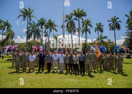 Stati Uniti I soldati dell esercito, 196th della brigata di fanteria, del passato e del presente di stare in piedi insieme durante il 196th della brigata di fanteria Vietnam Veterans' cerimonia di riconoscimento a Fort Shafter, HI il 29 giugno 2018. La presentazione è stata fatta durante un ufficiale cerimonia militare 29 giugno 2018, sulla storica Palm Circle, Fort Shafter, HI. Il 196th nella brigata è ancora attivo U.S. Unità dell'esercito. Oggi la brigata assiste le unità di riserva nelle Hawaii, Alaska, Guam, Samoa Americane, Arizona e Saipan, come supporto per la formazione dei Vigili del Fuoco, fornire assistenza per prenotare forze componenti in tutta la zona del Pacifico. Foto Stock