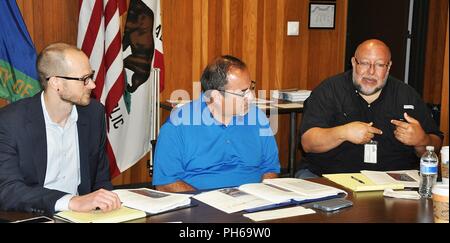 David Silvertooth, il software di gestione dello studio e della California del Sud argento giacche coordinatore con le risorse idriche Sezione pianificazione, U.S. Esercito di ingegneri di Los Angeles, Distretto di estrema sinistra, ascolta uno dei suoi compagni di squadra da Los Angeles County durante un rischio di inondazione il piano portapaziente esercizio 21 Giugno presso la contea di Los Angeles Dipartimento delle opere pubbliche. Foto Stock